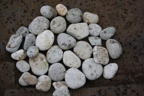 Галька речная плоская (серо-белая) фр. 70-150 мм.