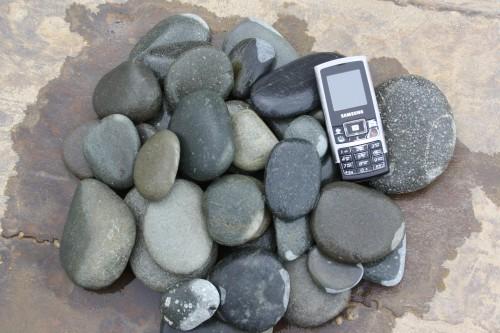 Галька речная плоская (темно-серая) фр. 70-150 мм.